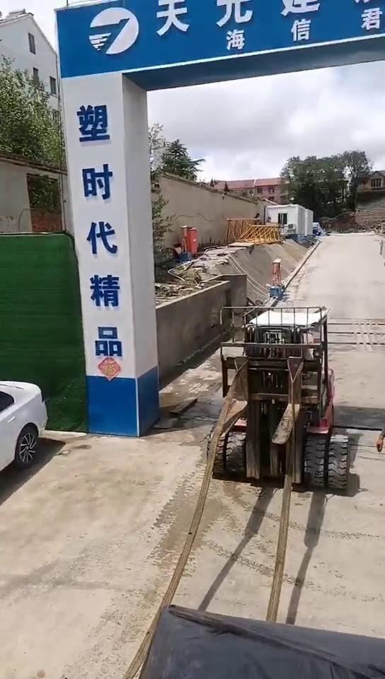 理石叉車搬運(yùn)，叉車狹窄空間專業(yè)倒理石的后續(xù)操作