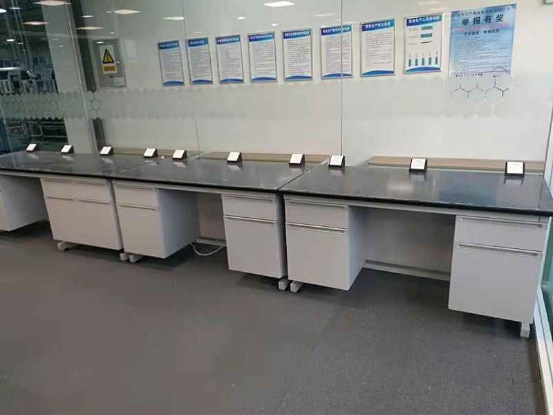 實(shí)驗(yàn)臺(tái)